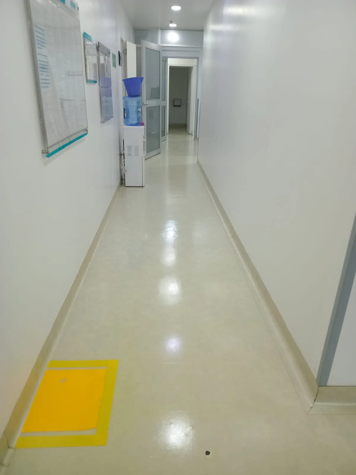 Operación de aseo en pasillo de institución de salud