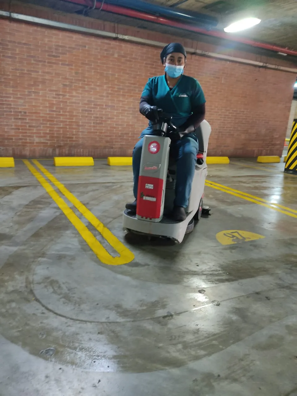 Aseo de zonas de carga y parqueaderos