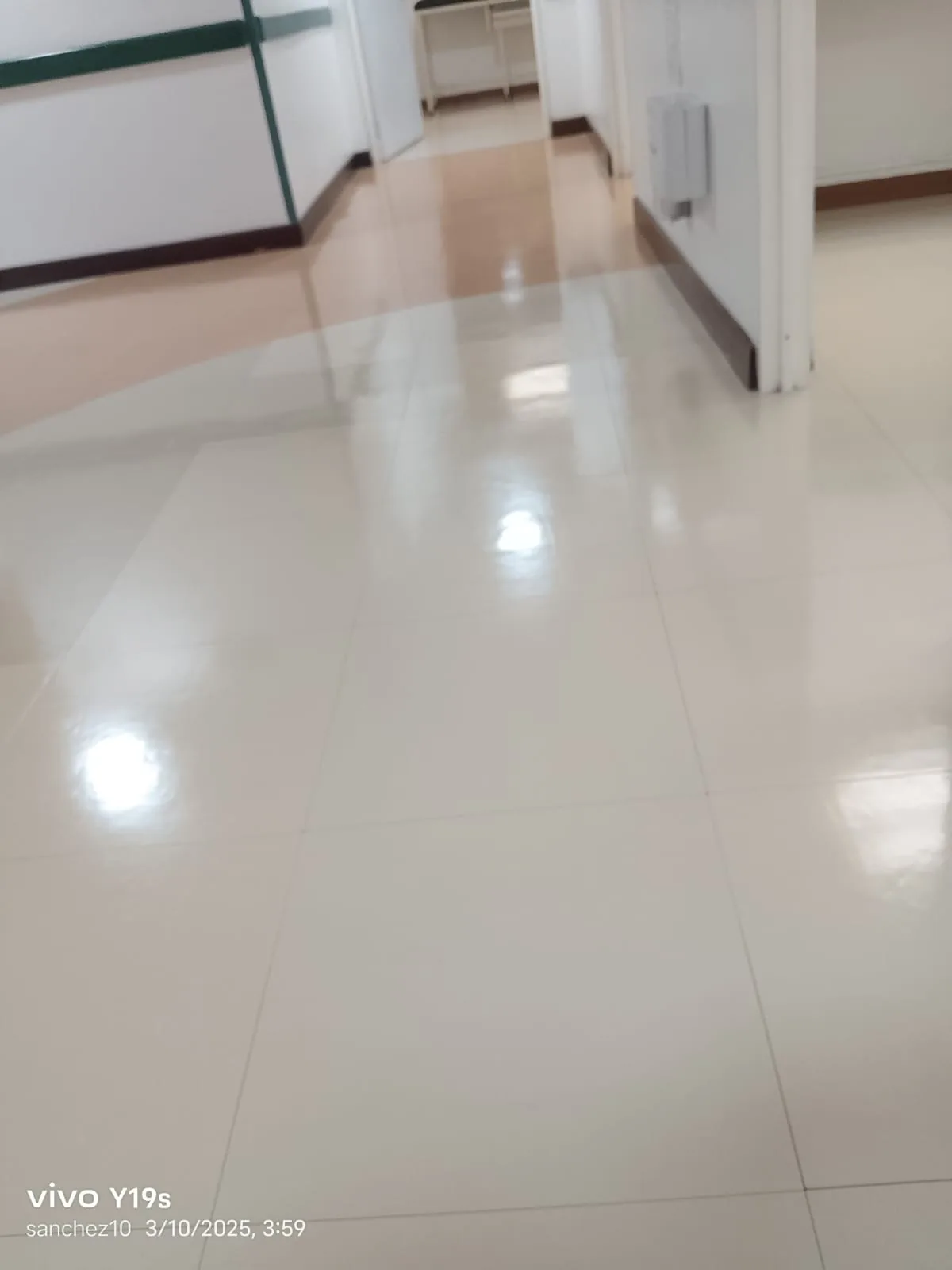 Pasillo interior con piso en condición de entrega