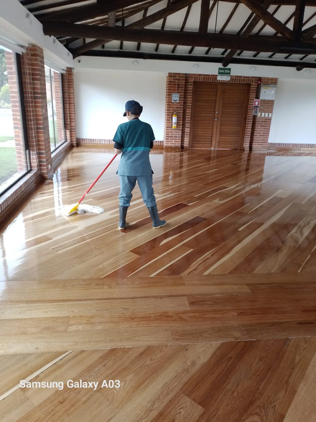Salón social preparado antes de la apertura