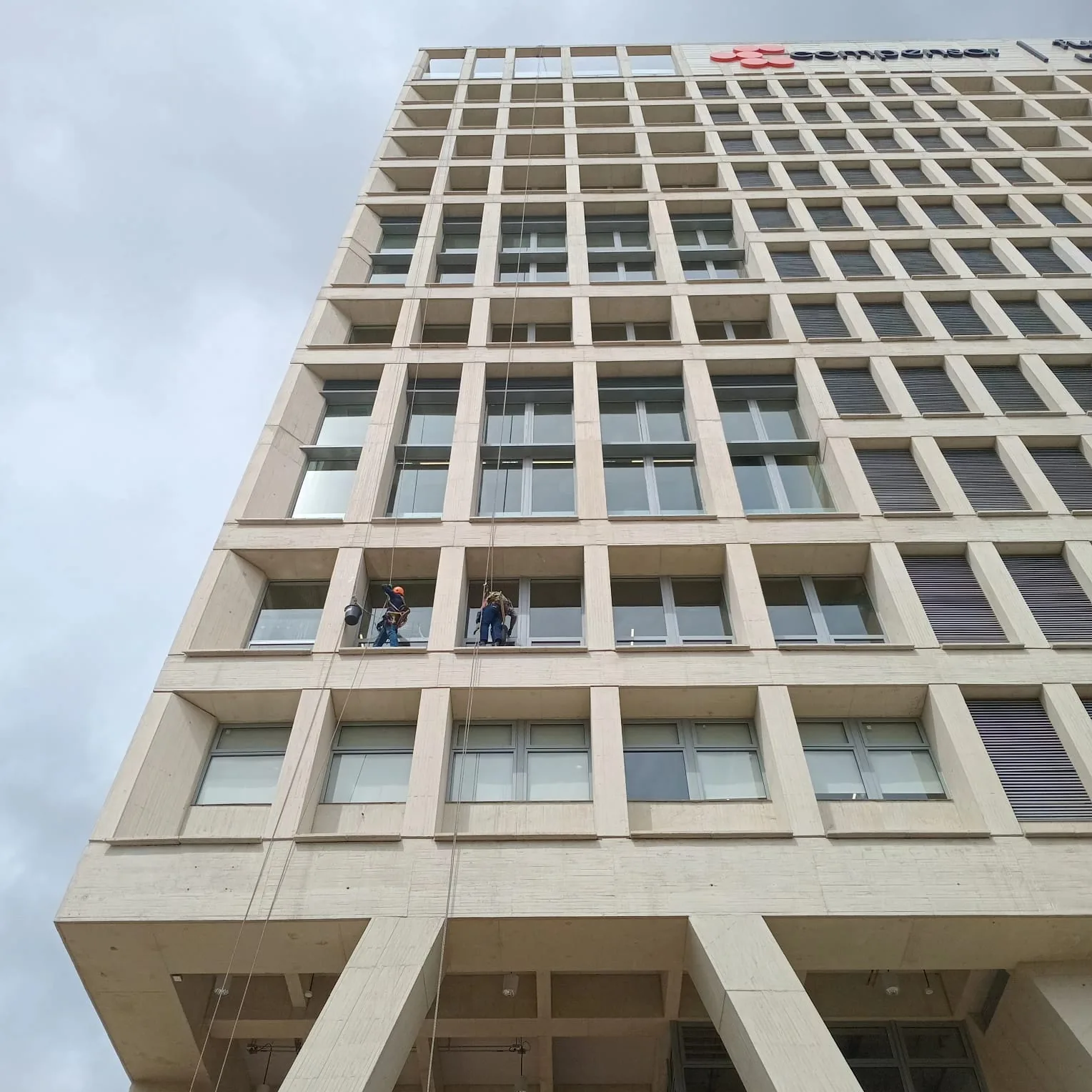 Fachada de edificio corporativo intervenida por ALP