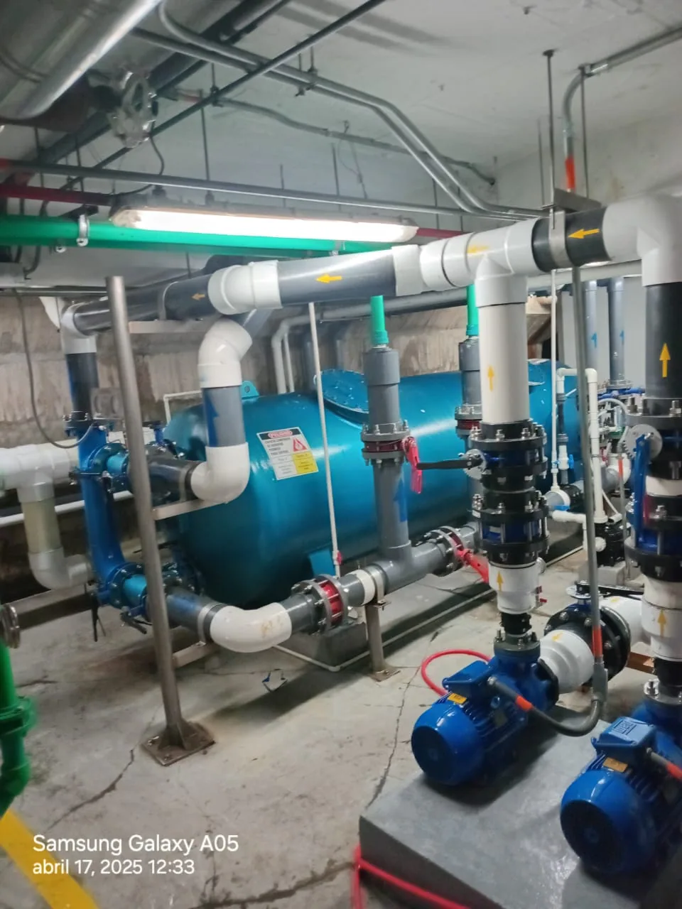 Cuarto de máquinas de piscina bajo control técnico