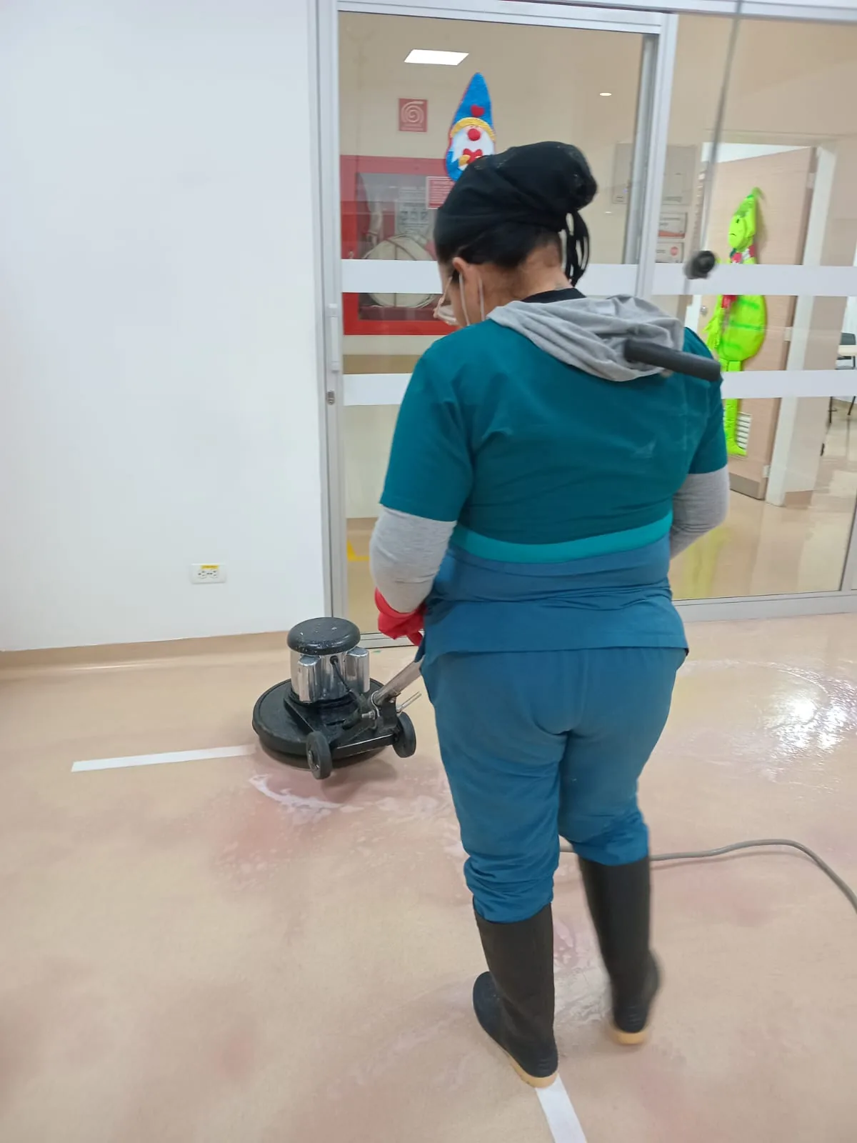 Brillado de piso en área asistencial