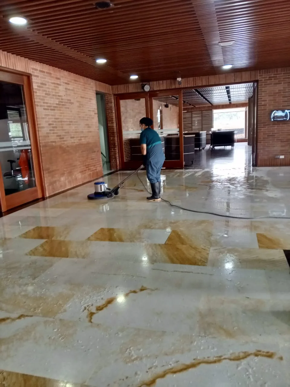Cristalizado sobre mármol con pulidora de baja velocidad