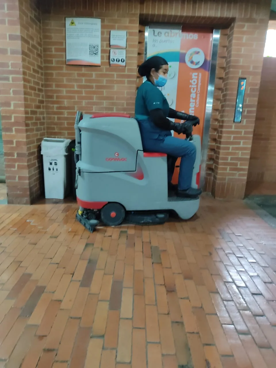 Trabajo con fregadora industrial