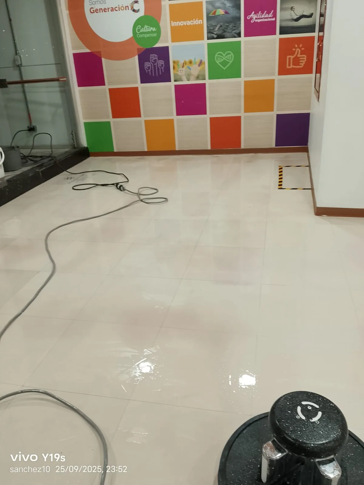 Área de oficina con piso recuperado