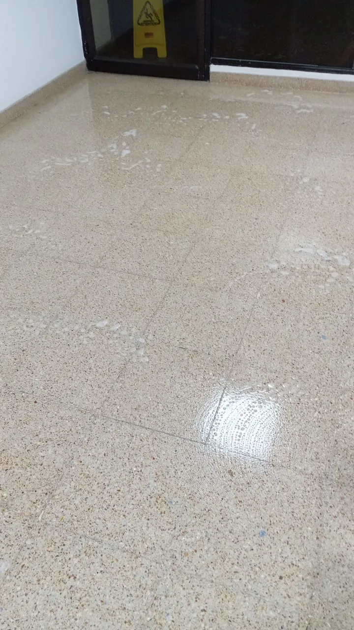 Intervención sobre piso en granito